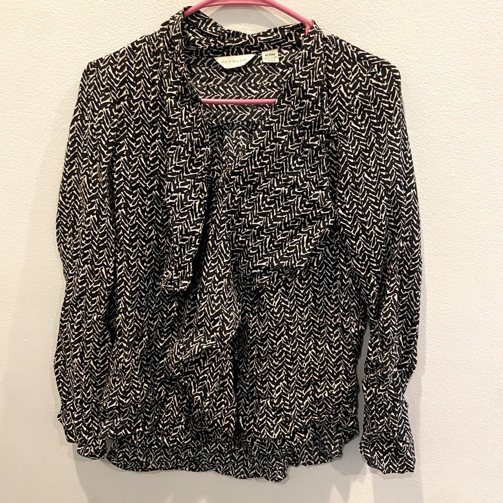 Black and white patterned ruffle neck 3/4 sleeve shirt